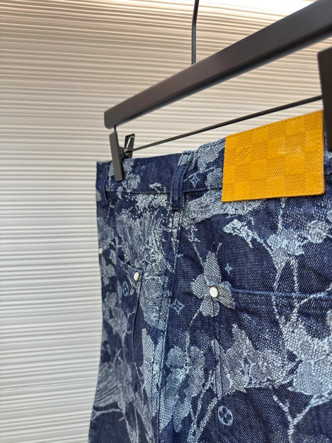 LOUIS VUITTON floral embroidered letter shorts ●Authentic product: Purchased and developed by 14299 ●Item number: 1680179-B15 ●Fabric: denim fabric ●Technology: jacquard production ●Version: fitted version ●Weight: about 540 grams ●Size: 30-32-34-36 ●Description: Made of customized cotton jacquard denim fabric, 100% cotton imported yarn, decorated with floral and surf pattern designs throughout, Monogram pattern is depicted on it, the jacquard is integrated with the fabric, and the placket is molded with customized pearlescent buttons with LV letter logo, truly 1:1 copy. The overall wiring is straight and delicate, the fabric is comfortable and soft, and the color is consistent without color difference. It can be matched with the same style to create a fashionable look and control various occasions. Customized accessories, complete with three standards, same style for men and women!